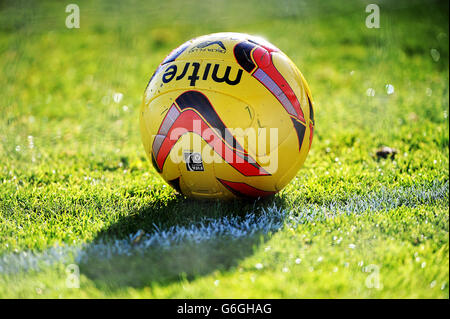 Fußball - Sky Bet League One - Coventry City / Notts County - Sixfields. Detail des hochsichtbaren offiziellen Fußballs der Football League, des Delta V12 Fluo Stockfoto