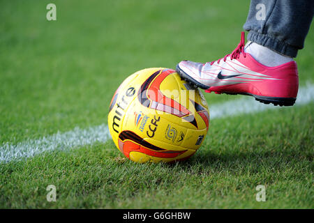 Fußball - Sky Bet League One - Coventry City / Notts County - Sixfields. Detail des hochsichtbaren offiziellen Fußballs der Football League, des Delta V12 Fluo Stockfoto