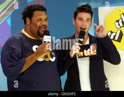 Gastgeber Dave Berry mit Fatman Scoop während seiner Apperance auf MTV's TRL UK in den MTV Studios, Camden North London. Stockfoto