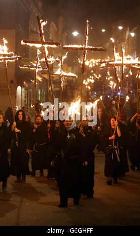 Die Parade der Lewes Bonfire Society durch Lewes in East Sussex im Rahmen ihrer Lagerfeuernacht. Stockfoto