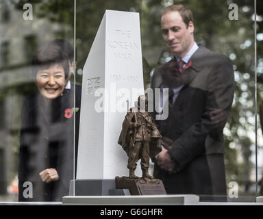 Der Herzog von Cambridge betrachtet ein Modell des geplanten koreanischen Kriegsdenkmals mit dem Präsidenten der Republik Korea Park Geun-hye bei einer Spatenstich-Zeremonie des koreanischen Kriegsdenkmals in den Victoria Embankment Gardens im Zentrum von London. DRÜCKEN SIE VERBANDSFOTO. Bilddatum: Dienstag, 5. November 2013. Siehe PA Story ROYAL Korea. Der Bildnachweis sollte lauten: Richard Pohle/The Times/PA Wire Stockfoto