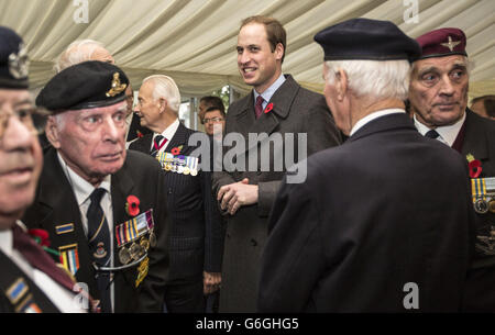Der Herzog von Cambridge spricht mit Veteranen des Koreakrieges nach einer bahnbrechenden Zeremonie des koreanischen Kriegsdenkmals in den Victoria Embankment Gardens im Zentrum von London. Stockfoto