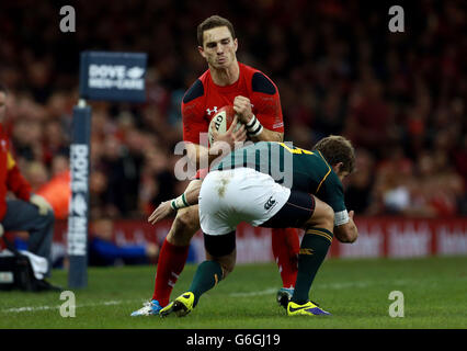 Wales George North wird vom Südafrikaner Willie Le Roux während des Spiels der Dove Men Series im Millennium Stadium in Cardiff angegangen. Stockfoto