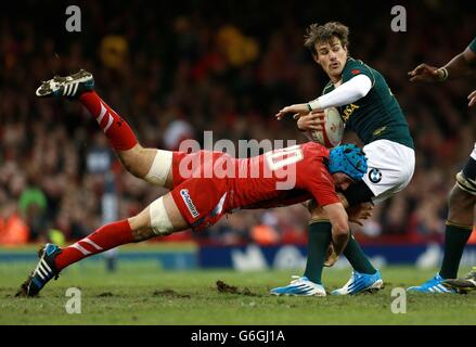 Rugby Union - Dove Men Series - Wales / Südafrika - Millennium Stadium. Der südafrikanische JJ Engelkbrecht wird von Wales Justin Tipuric während des Spiels der Dove Men Series im Millennium Stadium in Cardiff angegangen. Stockfoto