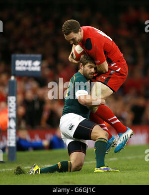 Wales George North wird vom Südafrikaner Willie Le Roux während des Spiels der Dove Men Series im Millennium Stadium in Cardiff angegangen. Stockfoto