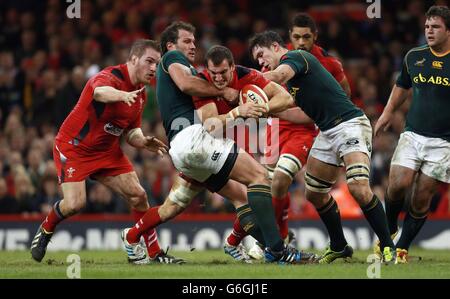 Wales Sam Warburton wird von den Südafrikanen Bismark Du Plessis und Francois Louw während des Spiels der Dove Men Series im Millennium Stadium in Cardiff angegangen. Stockfoto