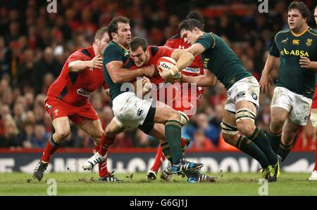 Wales Sam Warburton wird von den Südafrikanen Bismark Du Plessis und Francois Louw während des Spiels der Dove Men Series im Millennium Stadium in Cardiff angegangen. Stockfoto