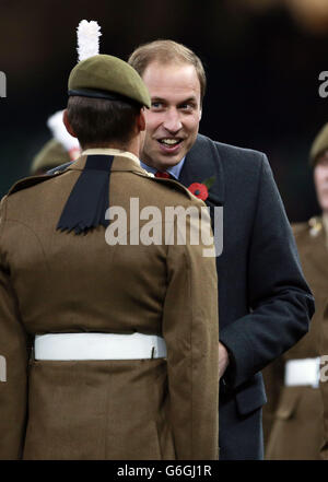 Rugby Union - Dove Men Series - Wales / Südafrika - Millennium Stadium. Der Duke of Cambridge plaudert nach dem Spiel der Dove Men Series im Millennium Stadium, Cardiff, mit einem Soldaten. Stockfoto