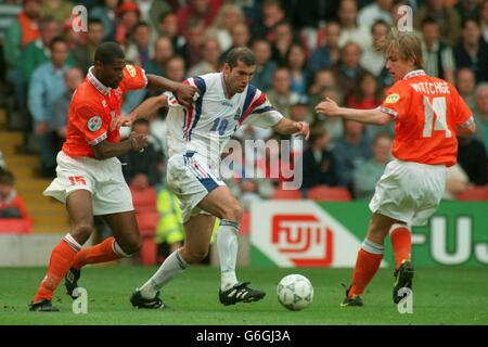 22-JUN-96. Niederlande – Frankreich. Winston Bogarde aus den Niederlanden kämpft mit Zinedine Zidane aus Frankreich Stockfoto