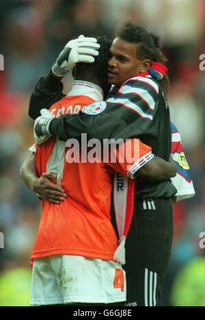 22-JUN-96. Niederlande – Frankreich. Bernard Lama von Frankreich tröstet die tränenreiche Clarence Seedorf von den Niederlanden, nachdem Lama Seedorfs Strafe gerettet hatte Stockfoto