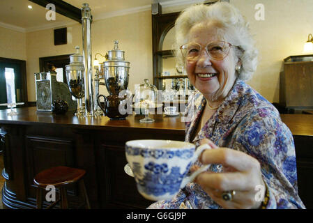 Margaret Barton, die 1945 in dem Film „Brief Encounters“ spielte, genießt eine Tasse Kaffee in der renovierten Erfrischungsbar am Bahnhof Carnforth. Der Sender, der im britischen Klassiker „Brief Encounter“ verewigt wurde, wurde nach der Renovierung offiziell wieder eröffnet. Der Bahnhof Carnforth in Lancashire wurde 1846 von der Lancaster and Carlisle Railway Company als Bahnhof der zweiten Klasse am Straßenrand eröffnet und war ursprünglich nur eine einzige Plattform. Stockfoto