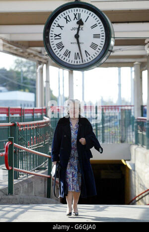 Margaret Barton, die 1945 in dem Film „kurze Begegnungen“ spielte, läuft am Bahnsteig am Bahnhof Carnforth entlang. Die berühmte Uhr (im Bild), die im Film zu sehen ist, ist jetzt das Herzstück des Bahnhofs, nach der offiziellen Wiedereröffnung nach der Renovierung der Stationen. Der Bahnhof Carnforth in Lancashire wurde 1846 von der Lancaster and Carlisle Railway Company als Bahnhof der zweiten Klasse am Straßenrand eröffnet und war ursprünglich nur eine einzige Plattform. Stockfoto