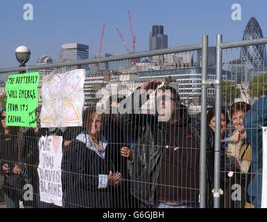 Die Menschenmassen versammeln sich, um einen letzten Blick auf den Illusionisten David Blaine in seiner Box zu werfen, die in der Nähe der Tower Bridge im Zentrum Londons aufgehängt ist und nur 48 Stunden vor seinem Ausgang liegt. Zehn Polizisten standen vor Disziplinarmaßnahmen, nachdem sie ihre Straßenpatrouille aufgegeben hatten, um den Illusionisten zu beobachten. Die Bewährenden sollten in Newham, im Osten Londons, im Nachtdienst sein, als sie sich abschlichen, um den Magier in seinem 44-tägigen Hungerangebot zu sehen. Ihre Schicht lief von 22:00 Uhr bis 6:00 Uhr, aber - immer noch in voller Uniform - verließen sie um 4:00 Uhr ihren Pflaster, um Blaine in seiner hängenden Glasbox neben der Londoner zu finden Stockfoto