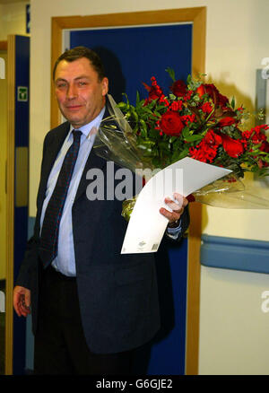 John Brown Bruder des britischen Kanzlers Gordon Brown, im Gespräch mit den Medien in Edinburgh Royal Infirmary. Zuvor gebar Gordons Frau Sarah einen kleinen Jungen. Stockfoto