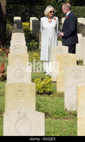 Die Herzogin von Cornwall spricht am fünften Tag ihres offiziellen Besuches mit dem Prinzen von Wales in Indien und Sri Lanka mit dem Stellvertreter der Mission, David Moore von der britischen High Commission in Indien, bei den Commonwealth war Graves auf dem Kirkee Cemetery in Pune, Westindien. Stockfoto