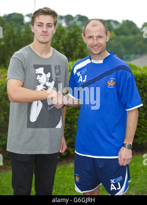 Fußball - Scottish Premiership - Kilmarnock enthüllt Neuverpflichtungen - Rugby Park. Allan Johnston, Manager von Kilmarnock, mit der neuen Unterschrift von Jackson Irvine. Stockfoto