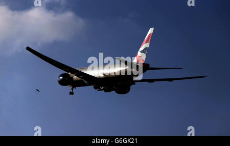 Flughafen Heathrow. Eine Boeing 777-236(er) von British Airways hebt am Flughafen Heathrow ab Stockfoto