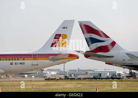 Flughafen Heathrow. Ein Iberia-Flugzeug passiert ein British Airways-Flugzeug am Flughafen Heathrow Stockfoto