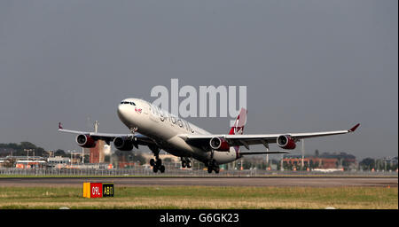 Flughafen Heathrow. Ein Virgin Atlantic Airbus A340-300 hebt am Flughafen Heathrow ab Stockfoto