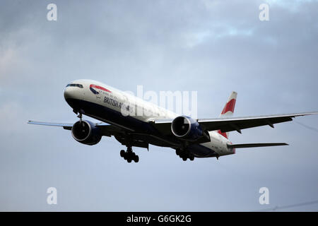 Ein Flugzeug der British Airways Boeing 777-36N(er) landet am Flughafen Heathrow PRESS ASSOCIATION Photo. Bilddatum: Sonntag, 13. Oktober 2013. Siehe PA Story . Bildnachweis sollte lauten: Steve Parsons/PA Wire Stockfoto