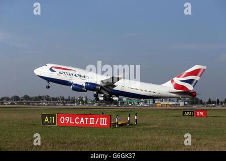 Flughafen Heathrow. Ein Flugzeug der British Airways 747 hebt am Flughafen Heathrow ab Stockfoto