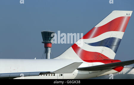 Ein Flugzeug von British Airways passiert den Kontrollturm in Heathrow Flughafen Stockfoto