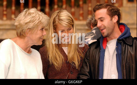 Dame Diana Rigg Gwyneth Paltrow und Schauspieler Joseph Fiennes im Globe Theatre, Süd-London. Filmstars und Bühnenstars spielen heute Abend ein Shakespeare-Spektakel für den Prince of Wales. Oscar-Preisträger Gwyneth Paltrow wird gemeinsam mit einer Reihe von gefeierten Schauspielern im Londoner Globe Theatre abwechselnd Szenen aus den berühmten Theaterstücken des Barden spielen. Der königliche Theaterbesucher Charles wird Paltrow mit ihrem Shakespeare in Love-Co-Star Joseph Fiennes wiedersehen, wenn sie die Balkonszene von Romeo und Julia aufführen. Stockfoto