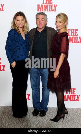 Michelle Pfeiffer, Robert De Niro und Dianna Agron sind bei einer Fotoserie für den neuen Film The Family im Dorchester Hotel, London zu sehen. Stockfoto