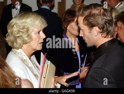 Camilla Parker Bowles trifft Joseph Fiennes im Globe Theatre am Londoner Südufer nach einem Shakespeare-Galaabend zugunsten des Prince's Trust. Camilla Parker Bowles begleitete den Prince Wales, um Filmstars und Bühnenstars bei einem Shakespeare-Spektakel zuzusehen. Oscar-Gewinner Gwyneth Paltrow begleitete eine Reihe von gefeierten Schauspielern, die Szenen aus den berühmten Theaterstücken des Barden aufführten. Der Galaabend hat bereits 100,000 für die Unterstützung des Prince's Trust, die benachteiligten Jugendlichen helfen soll, erhöht. Stockfoto