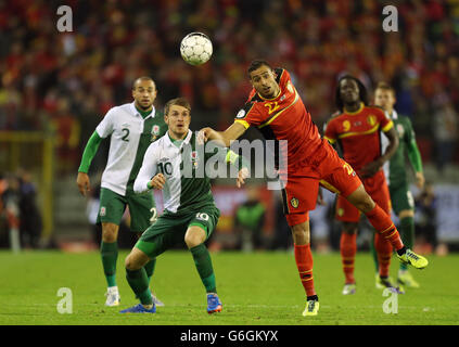 Der belgische Nacer Chadli (rechts) und der walisische Aaron Ramsey in Aktion während des FIFA 2014-WM-Qualifyings, Gruppe-A-Spiel im Koning Boudewijnstadion, Brüssel, Belgien. Stockfoto