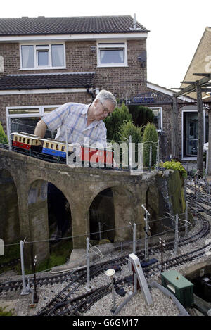 Gordon Archer, 67, aus Poulton-le-Fylde in der Nähe von Blackpool, Lancashire, dessen Haus zusammen mit seiner geliebten Modelleisenbahn aus dem Jahr 50,000 verkauft wurde, als er nach Australien emigrierte. Der Stolz und die Freude von Archer haben mehr als acht Jahre gedauert, bis er gebaut wurde. Er umfasst 600 Meter lange Gleise, Brücken, Bergtunnel, Bahnhöfe und Plattformen. Stockfoto