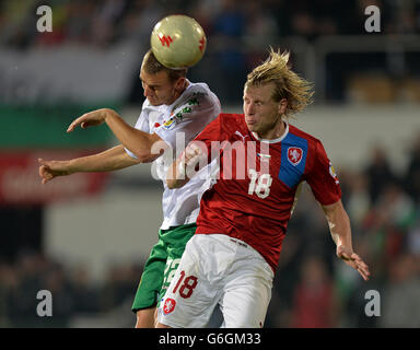 Der tschechische Frantisek Rajtoral (rechts) und Bulgariens Vensislav Hristov kämpfen um den Ball Stockfoto