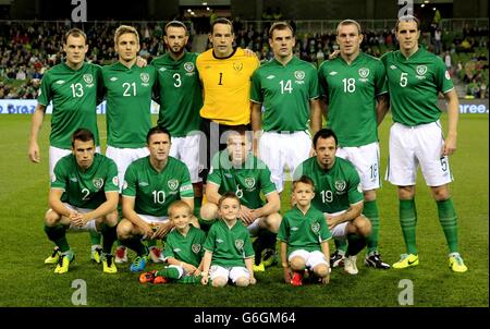 Die Republik Irland (vordere Reihe von links nach rechts) Seamus Coleman, Robbie Keane, James McCarthy, Andy Reid (hintere Reihe von links nach rechts) Anthony Stokes, Kevin Doyle, Marc Wilson, David Forde, Darron Gibson, Richard Dunne und John O'Shea Reihen sich vor dem FIFA 2014 World Cup Qualifying auf, Spiel der Gruppe C im Aviva Stadium, Dublin. Stockfoto