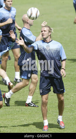 England Kapitän David Beckham trainiert mit dem Kader im City Stadium, Skopje, Mazedonien, vor dem EM Qualifying Spiel gegen Mazedonien am Samstag. Beckham ist zuversichtlich, dass er fit sein wird, um im Spiel trotz einer Leistenbelastung in seinem letzten Clubspiel für Real Madrid zu spielen. Stockfoto