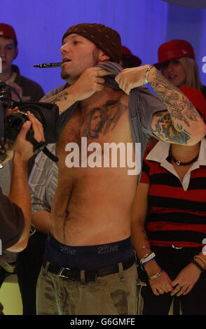 Fred Durst von Limp Bizkit zeigt seine Kurt Cobain und Elvis Tattoos während er auf der MTV TRL UK Show in Camden, Nord-London, auftrat. Stockfoto