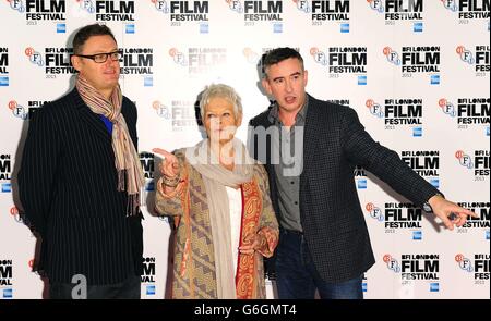 (Von links nach rechts) Jeff Pope, Dame Judi Dench und Steve Coogan besuchen im Rahmen des 57. BFI London Film Festival eine Fotozelle für ihren neuen Film Philomena im Claridges Hotel in London. Stockfoto