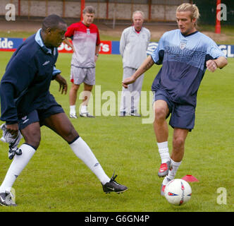 Die Engländerin Emile Heskey (links) fordert Kapitän David Beckham während eines Trainings im Cliff Trainingskomplex in Manchester vor der EM 2004-Qualifikation gegen Liechtenstein im Old Trafford Stadion von Manchester United am Mittwoch heraus. England braucht einen Sieg über die Elritzen, um sicherzustellen, dass sie in den letzten Kampf der Gruppe Sieben mit der Türkei im nächsten Monat gehen, was nur ein Unentschieden erfordert, um ihren Platz im Finale des nächsten Sommers in Portugal zu garantieren. Stockfoto