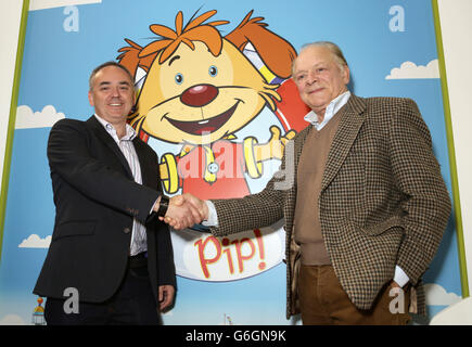 Sir David Jason (rechts) und Simon Hall, Geschäftsführer von Cosgrove Hall Fitzpatrick Entertainment, während der Präsentation der neuesten Vorschulimmobilien- und Animationsfernsehserie PIP von Lisle International auf der Brand Licensing Europe in Olympia im Westen Londons. Stockfoto