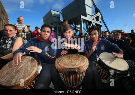 FOTO (von links nach rechts) Yash Sumoondur, Valentine Cocis und Mitesh Merai von der O'Connell Sekundarschule nehmen an Irlands Gedenken zum Internationalen Tag der Vereinten Nationen zur Beseitigung der Armut am World Poverty Stone am Custom House Quay in Dublin Teil. Stockfoto