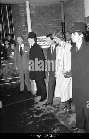 Prinz Charles und Prinzessin Diana verlassen das Westminster Hospital in London, nachdem sie Patienten besucht haben, die bei dem Autobombenanschlag von Harrods verletzt wurden. Stockfoto