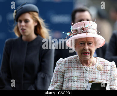 Pferderennen - QIPCO British Champions Day - Ascot Racecourse. Königin Elizabeth II. Im Paradering während des QIPCO British Champions Day auf der Ascot Racecourse, in der Grafschaft von Bekshire. Stockfoto