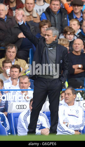 Fußball - Barclays Premier League - Chelsea / Cardiff City - Stamford Bridge. Chelsea-Manager Jose Mourinha reagiert auf der Touchline während des Spiels der Barclays Premier League in Stamford Bridge, London. Stockfoto