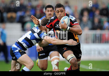 Rugby Union - Amlin Challenge Cup - Pool 2 - Bath Rugby gegen Newport Gwent Dragons - Erholungsgebiet. Toby Faletau von Newport Gwent Dragon während des Amlin Challenge Cup-Spiels gegen Bath am Recreation Ground, Bath. Stockfoto