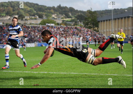 Toby Faletau von Newport Gwent Dragon kann es beim Amlin Challenge Cup-Spiel gegen Bath am Recreation Ground, Bath, versuchen. Stockfoto