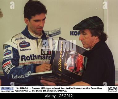 14-JUN-96 ... Damon Hill unterschreibt ein Buch für Jackie Stewart beim Grand Prix von Kanada Stockfoto