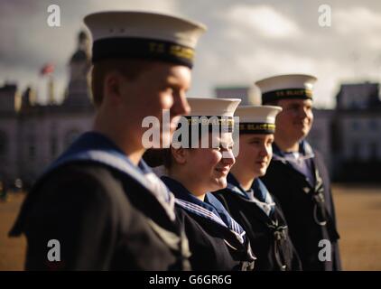 Sea Cadets Proben bei der Horse Guards Parade in Westminster, im Zentrum von London, vor der Trafalgar Day Parade, bei der Hunderte von Kadetten zum Jahrestag der Schlacht von Trafalgar teilnehmen. Stockfoto