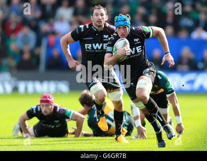 Rugby Union - Heineken Cup - Pool One - Northampton Saints gegen Ospreys - Franklins Gardens. Justin Tipuric von Ospreys bricht während des Heineken Cups aus, um ein Spiel am Pool in Franklins Gardens, Northampton, zu erwischen. Stockfoto