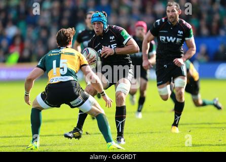 Rugby Union - Heineken Cup - Pool One - Northampton Saints gegen Ospreys - Franklins Gardens. Der Fischadler Justin Tipuric tritt gegen Northampton's Ben Foden während des Heineken Cup an, einem Spiel am Pool in Franklins Gardens, Northampton. Stockfoto