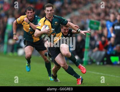 Rugby Union - Heineken Cup - Pool One - Northampton Saints gegen Ospreys - Franklins Gardens. Northampton Saints George North wird vom Ospreys Jeff Hassler während des Heineken Cup, einem Spiel am Pool One in Franklins Gardens, Northampton, angegangen. Stockfoto