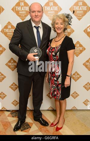 Autor Mike Bartlett, Gewinner des Best New Play for 'Bull' mit der Moderatorin Maureen Lipman bei den UK Theatre Awards in der Guildhall im Zentrum von London. Stockfoto